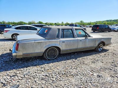 Trzecie zdjęcie samochodu z tyłu: 1986 LINCOLN TOWN CAR VIN:1LNBP96F6GY625515 - miniatura