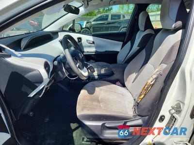 Zdjęcie 7 z 12 samochodu: 2017 TOYOTA PRIUS TWO ECO VIN:JTDKARFUXH3533066 - miniatura