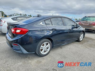 Trzecie zdjęcie samochodu z tyłu: 2018 CHEVROLET CRUZE LT VIN:1G1BE5SM8J7177257 - miniatura