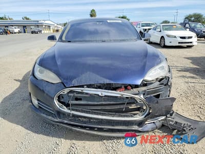 Piąte zdjęcie samochodu w środku: 2014 TESLA MODEL S VIN:5YJSA1S12EFP32933 - miniatura