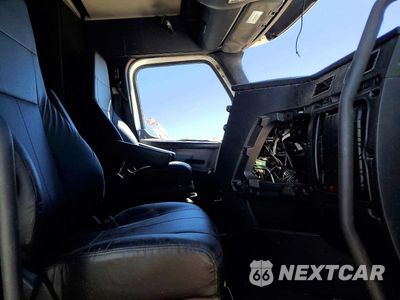 Piąte zdjęcie samochodu w środku: 2025 FREIGHTLINER CASCADIA 126 SEMI TRUCK VIN:3AKJHHDR6SSVP1673 - miniatura