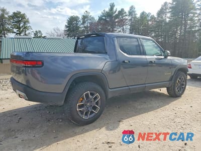 Trzecie zdjęcie samochodu z tyłu: 2022 RIVIAN R1T LAUNCH EDITION VIN:7FCTGAAL5NN001429 - miniatura