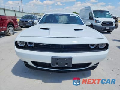 Piąte zdjęcie samochodu w środku: 2016 DODGE CHALLENGER SXT VIN:2C3CDZAG0GH119646 - miniatura