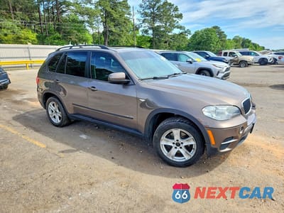 Czwarte zdjęcie samochodu z boku: 2013 BMW X5 XDRIVE35I VIN:5UXZV4C50D0E05175 - miniatura