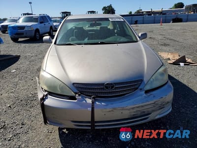 Piąte zdjęcie samochodu w środku: 2004 TOYOTA CAMRY LE VIN:4T1BE32K14U831740 - miniatura