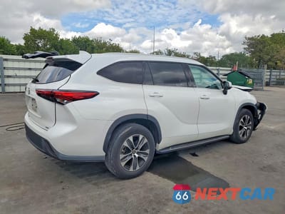 Trzecie zdjęcie samochodu z tyłu: 2022 TOYOTA HIGHLANDER XLE VIN:5TDGZRAH5NS544494 - miniatura