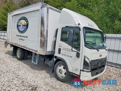 Czwarte zdjęcie samochodu z boku: 2025 CHEVROLET 5500XD DELIVERY TRUCK VIN:JALEEW169S7P09063 - miniatura