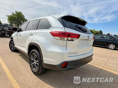 Trzecie zdjęcie samochodu z tyłu: 2019 TOYOTA HIGHLANDER LE VIN:5TDZARFH9KS043130 - miniatura