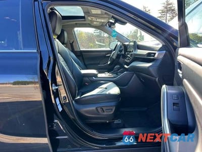Piąte zdjęcie samochodu w środku: 2022 TOYOTA HIGHLANDER XLE VIN:5TDGZRBH3NS229269 - miniatura
