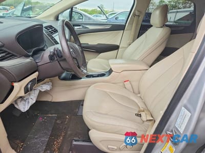 Zdjęcie 7 z 12 samochodu: 2019 LINCOLN MKC VIN:5LMCJ1C92KUL27143 - miniatura