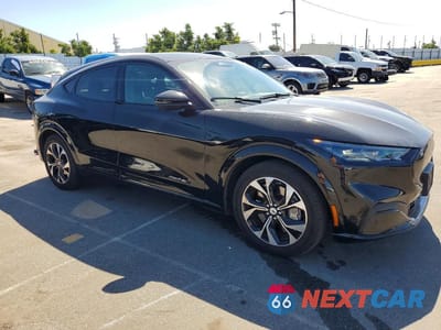 Czwarte zdjęcie samochodu z boku: 2023 FORD MUSTANG MACH-E PREMIUM VIN:3FMTK3SU4PMA96985 - miniatura