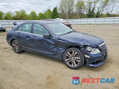Czwarte zdjęcie samochodu z boku: 2013 MERCEDES-BENZ C 300 4MATIC VIN:WDDGF8AB9DR282044 - miniatura