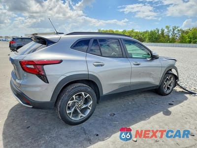 Trzecie zdjęcie samochodu z tyłu: 2025 CHEVROLET TRAX 1LT VIN:KL77LHEP5SC320326 - miniatura