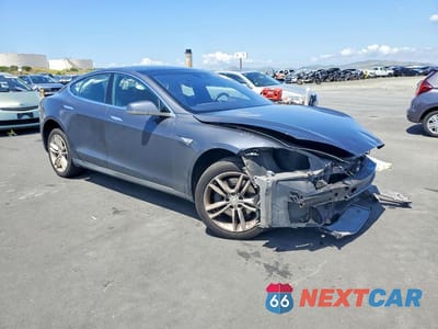 Czwarte zdjęcie samochodu z boku: 2015 TESLA MODEL S VIN:5YJSA1E11FF118811 - miniatura