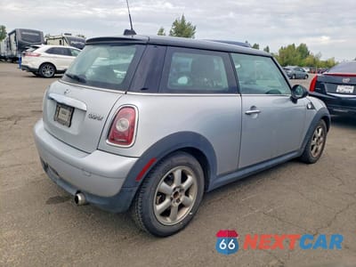 Trzecie zdjęcie samochodu z tyłu: 2010 MINI COOPER VIN:WMWMF3C51ATZ62569 - miniatura