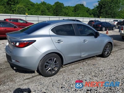 Trzecie zdjęcie samochodu z tyłu: 2019 TOYOTA YARIS LE VIN:3MYDLBYV7KY521733 - miniatura