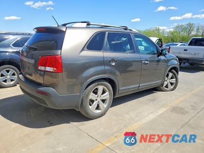 Trzecie zdjęcie samochodu z tyłu: 2013 KIA SORENTO EX VIN:5XYKU3A22DG421264 - miniatura