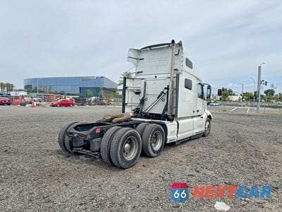 Czwarte zdjęcie samochodu z boku: 2020 VOLVO VNL TRUCKS SEMI TRUCK VIN:4V4NC9EH4LN258310 - miniatura