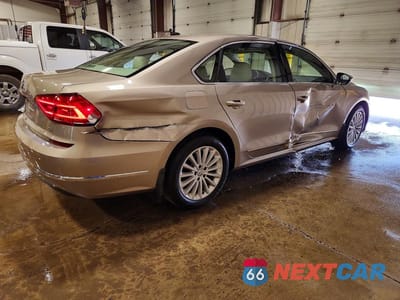 Trzecie zdjęcie samochodu z tyłu: 2016 VOLKSWAGEN PASSAT SE VIN:1VWBT7A32GC047974 - miniatura