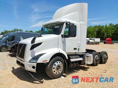 Drugie zdjęcie samochodu z przodu: 2020 VOLVO VNR SEMI TRUCK VIN:4V4WC9EH6LN243229 - miniatura
