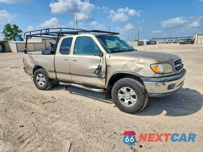 Czwarte zdjęcie samochodu z boku: 2001 TOYOTA TUNDRA SR5 VIN:5TBBT441X1S185420 - miniatura