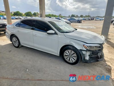 Czwarte zdjęcie samochodu z boku: 2020 VOLKSWAGEN PASSAT SE VIN:1VWSA7A33LC015454 - miniatura