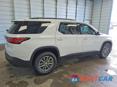 Trzecie zdjęcie samochodu z tyłu: 2022 CHEVROLET TRAVERSE LT VIN:1GNERGKW5NJ161815 - miniatura