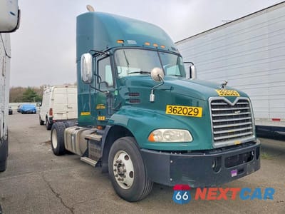 2017 MACK CXU612 SEMI TRUCK 1M1AW01X8HM009337 - główne zdjęcie licytacji z USA - miniatura