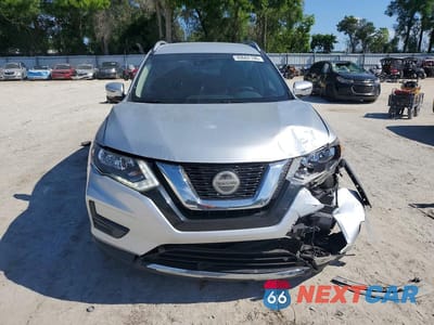 Piąte zdjęcie samochodu w środku: 2019 NISSAN ROGUE S VIN:JN8AT2MT9KW267007 - miniatura