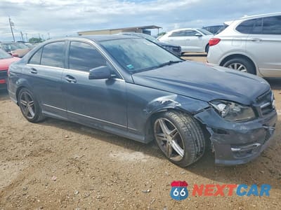 Czwarte zdjęcie samochodu z boku: 2014 MERCEDES-BENZ C 250 VIN:WDDGF4HB4EA961184 - miniatura