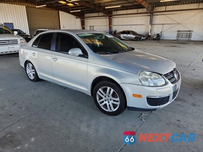 Czwarte zdjęcie samochodu z boku: 2010 VOLKSWAGEN JETTA LIMITED VIN:3VWAZ7AJ2AM080052 - miniatura
