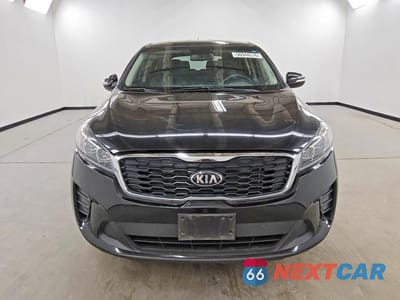 Piąte zdjęcie samochodu w środku: 2020 KIA SORENTO LX VIN:5XYPG4A38LG630941 - miniatura