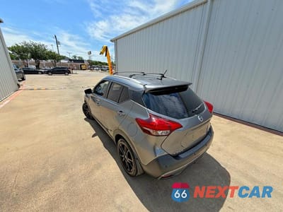 Trzecie zdjęcie samochodu z tyłu: 2020 NISSAN KICKS SR VIN:3N1CP5DV4LL548539 - miniatura