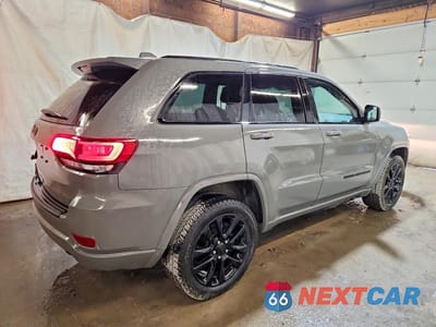 Trzecie zdjęcie samochodu z tyłu: 2020 JEEP GRAND CHEROKEE LAREDO VIN:1C4RJFAG7LC416696 - miniatura
