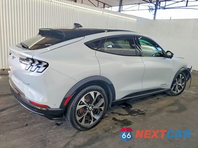 Trzecie zdjęcie samochodu z tyłu: 2023 FORD MUSTANG MACH-E PREMIUM VIN:3FMTK3SU2PMB06252 - miniatura