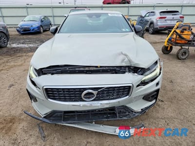 Piąte zdjęcie samochodu w środku: 2019 VOLVO S60 T5 R-DESIGN VIN:7JR102FM4KG015378 - miniatura