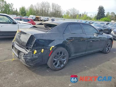 Trzecie zdjęcie samochodu z tyłu: 2022 CHRYSLER 300 TOURING L VIN:2C3CCADG8NH178988 - miniatura