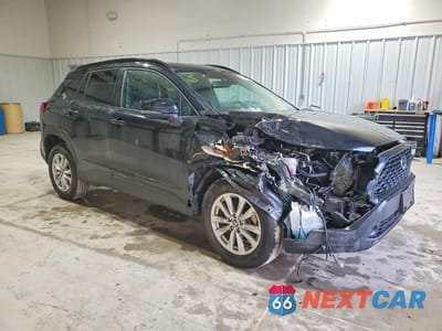 Czwarte zdjęcie samochodu z boku: 2022 TOYOTA COROLLA CROSS LE VIN:7MUBAABG0NV011175 - miniatura