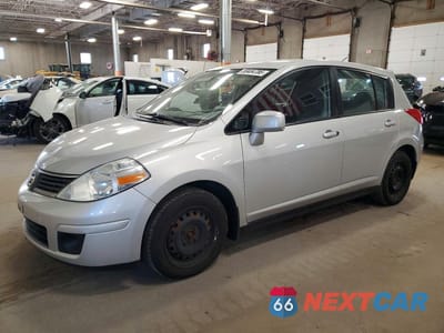 2009 NISSAN VERSA 1.8 S 3N1BC13E79L364898 - główne zdjęcie licytacji z USA - miniatura