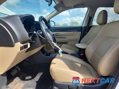 Zdjęcie 7 z 13 samochodu: 2016 MITSUBISHI OUTLANDER SE VIN:JA4AZ3A33GZ033238 - miniatura