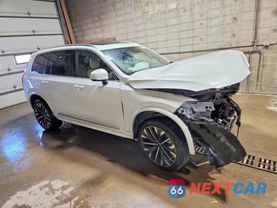 Czwarte zdjęcie samochodu z boku: 2026 VOLVO XC90 PLUS VIN:YV4062PE4T1509368 - miniatura
