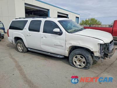 Czwarte zdjęcie samochodu z boku: 2014 CHEVROLET SUBURBAN K1500 LT VIN:1GNSKJE74ER179782 - miniatura