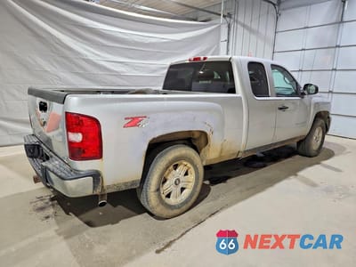 Trzecie zdjęcie samochodu z tyłu: 2010 CHEVROLET SILVERADO K1500 LT VIN:1GCSKSE3XAZ264213 - miniatura