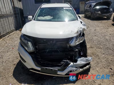 Piąte zdjęcie samochodu w środku: 2017 NISSAN ROGUE SV VIN:5N1AT2MN6HC799625 - miniatura