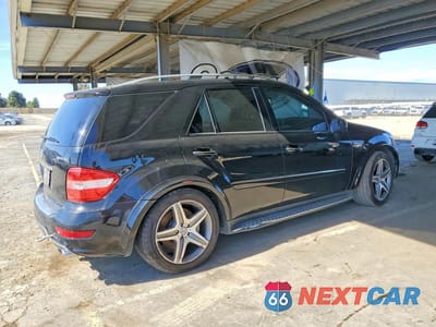 Trzecie zdjęcie samochodu z tyłu: 2009 MERCEDES-BENZ ML 63 AMG VIN:4JGBB77E79A507901 - miniatura