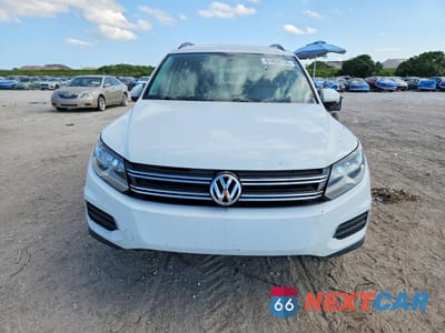 Piąte zdjęcie samochodu w środku: 2017 VOLKSWAGEN TIGUAN S VIN:WVGAV7AX7HK046978 - miniatura