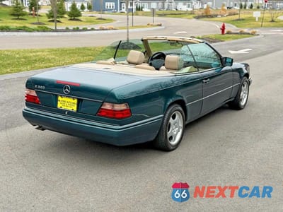 Czwarte zdjęcie samochodu z boku: 1995 MERCEDES-BENZ E 320 VIN:WDBEA66E8SC282817 - miniatura