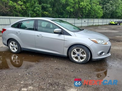 Czwarte zdjęcie samochodu z boku: 2014 FORD FOCUS SE VIN:1FADP3F21EL181404 - miniatura