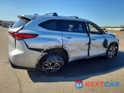 Trzecie zdjęcie samochodu z tyłu: 2022 TOYOTA HIGHLANDER XLE VIN:5TDGZRBHXNS571513 - miniatura