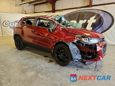 Czwarte zdjęcie samochodu z boku: 2021 CHEVROLET TRAX 1LT VIN:KL7CJLSB8MB323391 - miniatura
